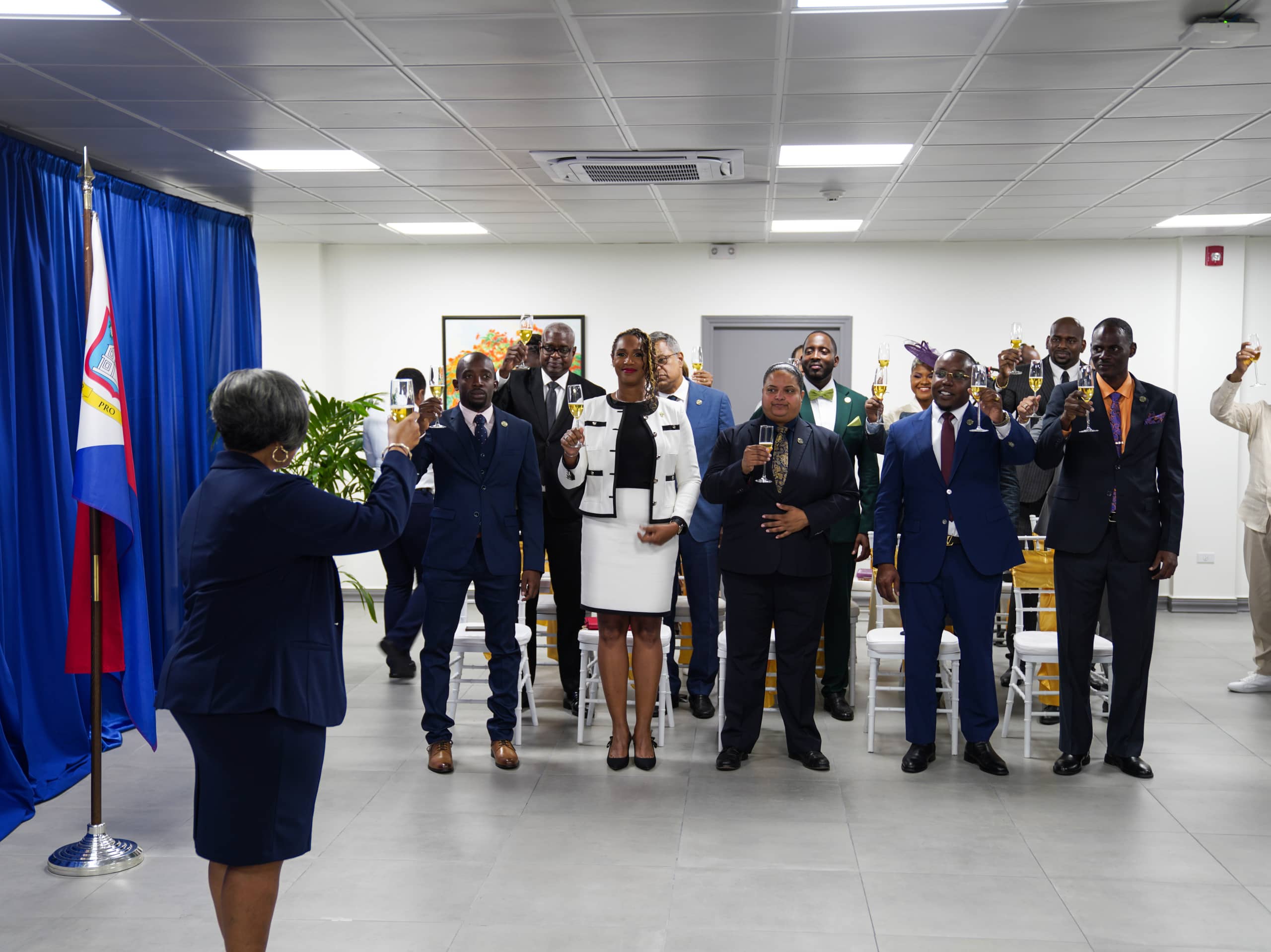 Op deze foto heffen de Waarnemend Gouverneur van Sint Maarten en de nieuw-beedigde Statenleden tijdens de beëdigingsceremonie het glas.